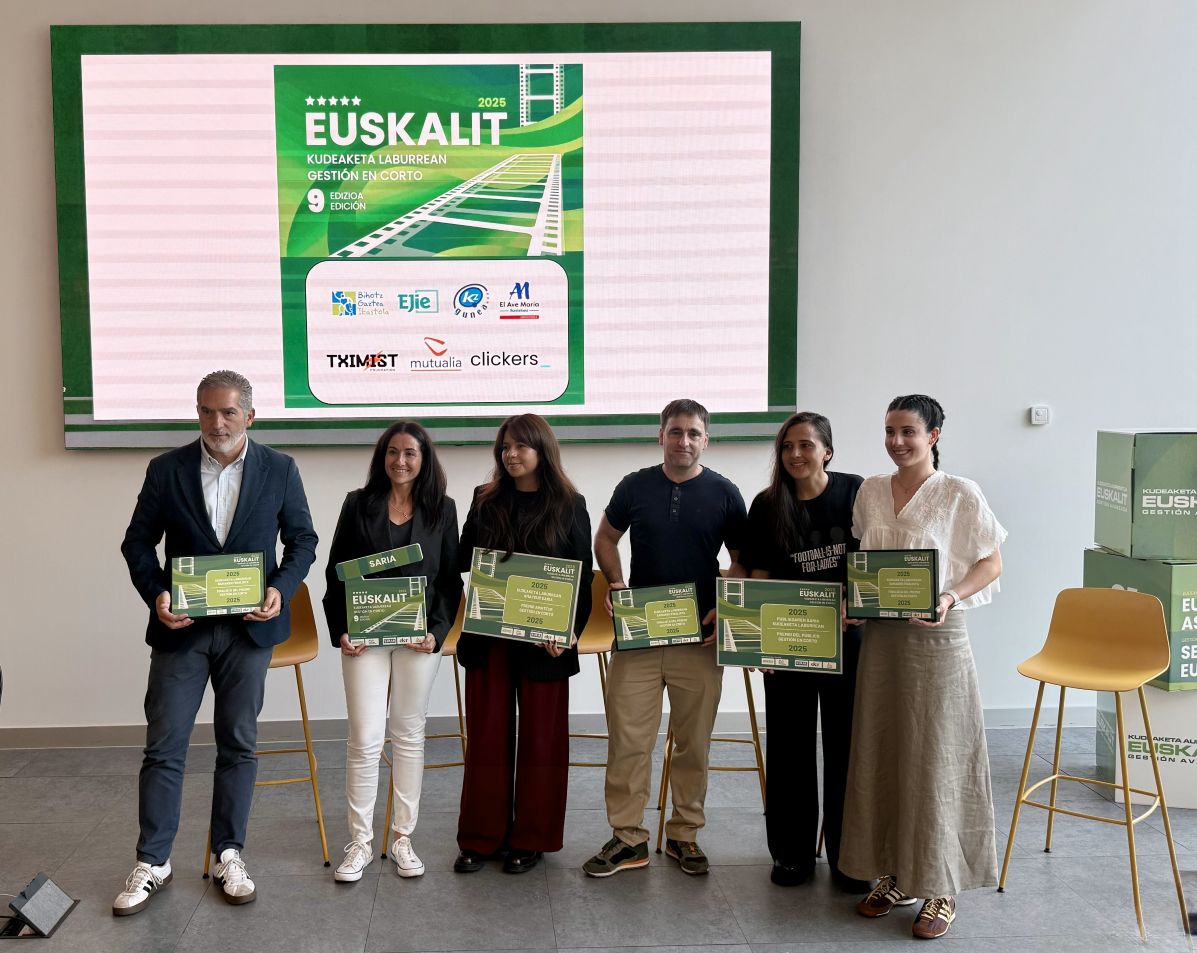Entrega del premio de Gestión en Corto a los mejores proyectos audiovisuales